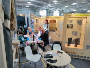 Ekspozycja projektu „Dekarbonizacja procesów budowlanych” odwiedziła kolejne targi – LUBDOM w Lublinie. Stoisko, na którym można było m.in. dotknąć naturalnych materiałów budowlanych i spróbować swoich sił na warsztatach technologii naturalnych, po raz kolejny znalazło uznanie nie tylko w oczach gości, ale też organizatorów. Tym razem Instytut Ochrony Środowiska – Państwowy Instytut Badawczy otrzymał główną nagrodę w kategorii „Forma promocji targowej”.